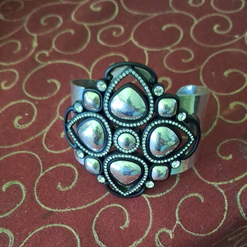 Silver and Black Gemstone Bracelet with Teardrop Design